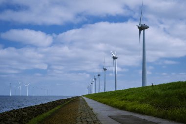 Bulutları ve mavi gökyüzü olan off-shore yel değirmeni parkı, okyanus drone parkı rüzgar türbini Flevoland Hollanda Ijsselmeer ile hava manzaralı