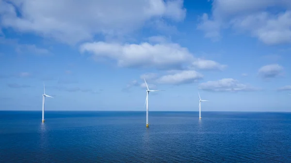 Offshore windmolenpark met wolken en een blauwe lucht, windmolenpark in de drone zeezicht met windturbine Flevoland Nederland IJsselmeer — Stockfoto