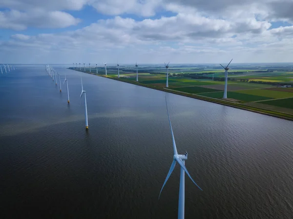 Offshore vindmøllepark med skyer og blå himmel, vindmøllepark i havdroneutsikten med vindturbin Flevoland Netherlands Ijsselmeer – stockfoto