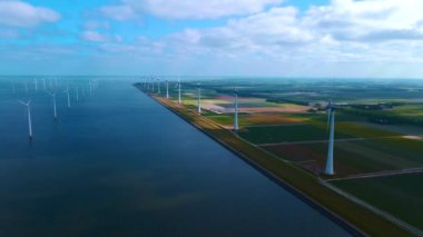 Bulutları ve mavi gökyüzü olan off-shore yel değirmeni parkı, okyanus drone parkı rüzgar türbini Flevoland Hollanda Ijsselmeer ile hava manzaralı