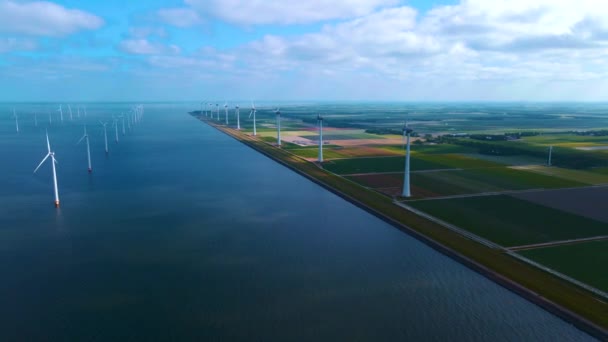 Offshore väderkvarn park med moln och en blå himmel, väderkvarn park i havet drönare antenn utsikt med vindkraftverk Flevoland Nederländerna Ijsselmeer — Stockvideo