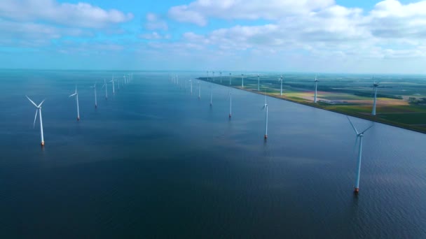 Offshore väderkvarn park med moln och en blå himmel, väderkvarn park i havet drönare antenn utsikt med vindkraftverk Flevoland Nederländerna Ijsselmeer — Stockvideo