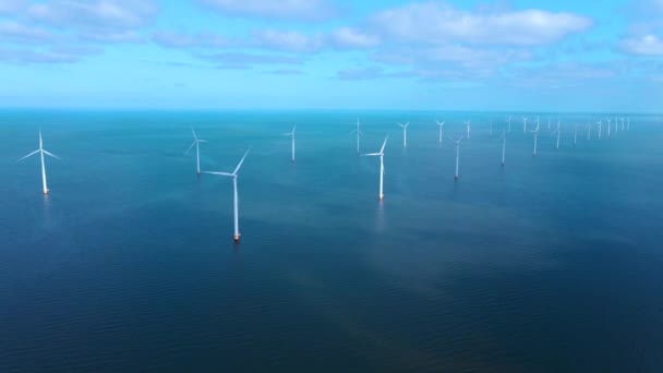 Offshore windmolenpark met wolken en een blauwe lucht, windmolenpark in de drone zeezicht met windturbine Flevoland Nederland IJsselmeer — Stockvideo