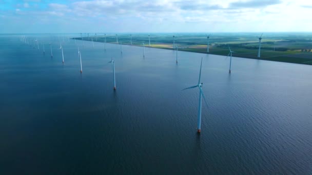 Morski park wiatraków z chmurami i błękitnym niebem, park wiatraków w oceanie widok z lotu drona z turbiną wiatrową Flevoland Holandia Ijsselmeer — Wideo stockowe