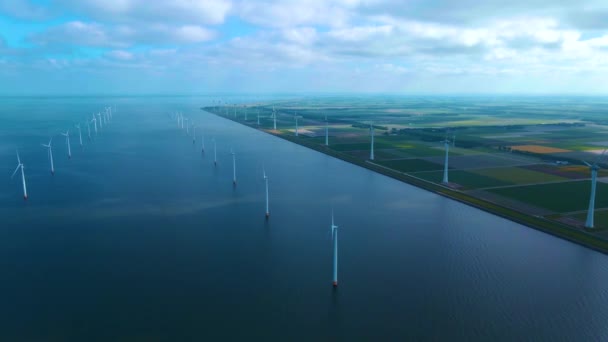 雲と青空とオフショア風車公園、風力タービンと海洋ドローンの空中ビューで風車公園｜FlevolandオランダIjsselmeer — ストック動画