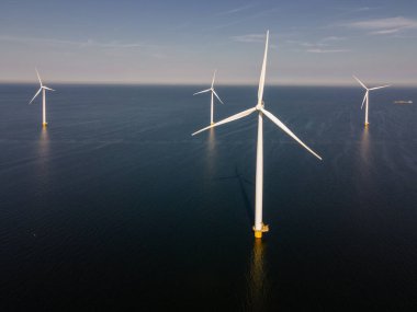 Hava manzaralı rüzgar türbini, rüzgar parkının batı kanadındaki drone manzarası IJsselmeer gölündeki yel değirmeni çiftliği Hollanda 'nın en büyüğü, sürdürülebilir kalkınma, yenilenebilir enerji
