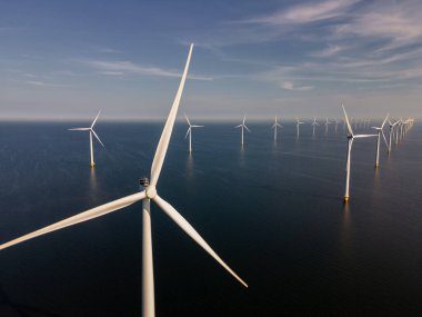 Hava manzaralı rüzgar türbini, rüzgar parkının batı kanadındaki drone manzarası IJsselmeer gölündeki yel değirmeni çiftliği Hollanda 'nın en büyüğü, sürdürülebilir kalkınma, yenilenebilir enerji