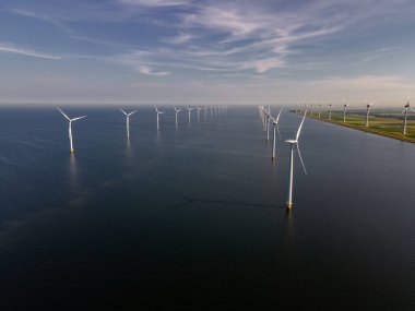 Hava manzaralı rüzgar türbini, rüzgar parkının batı kanadındaki drone manzarası IJsselmeer gölündeki yel değirmeni çiftliği Hollanda 'nın en büyüğü, sürdürülebilir kalkınma, yenilenebilir enerji
