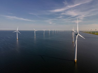 Hava manzaralı rüzgar türbini, rüzgar parkının batı kanadındaki drone manzarası IJsselmeer gölündeki yel değirmeni çiftliği Hollanda 'nın en büyüğü, sürdürülebilir kalkınma, yenilenebilir enerji