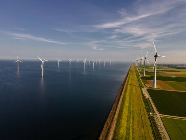 Hava manzaralı rüzgar türbini, rüzgar parkının batı kanadındaki drone manzarası IJsselmeer gölündeki yel değirmeni çiftliği Hollanda 'nın en büyüğü, sürdürülebilir kalkınma, yenilenebilir enerji