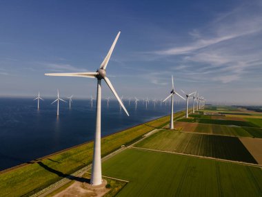 Hava manzaralı rüzgar türbini, rüzgar parkının batı kanadındaki drone manzarası IJsselmeer gölündeki yel değirmeni çiftliği Hollanda 'nın en büyüğü, sürdürülebilir kalkınma, yenilenebilir enerji