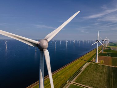 Hava manzaralı rüzgar türbini, rüzgar parkının batı kanadındaki drone manzarası IJsselmeer gölündeki yel değirmeni çiftliği Hollanda 'nın en büyüğü, sürdürülebilir kalkınma, yenilenebilir enerji
