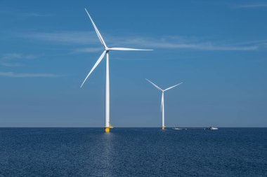 Hava manzaralı rüzgar türbini, rüzgar parkının batı kanadındaki drone manzarası IJsselmeer gölündeki yel değirmeni çiftliği Hollanda 'nın en büyüğü, sürdürülebilir kalkınma, yenilenebilir enerji