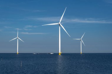 Hava manzaralı rüzgar türbini, rüzgar parkının batı kanadındaki drone manzarası IJsselmeer gölündeki yel değirmeni çiftliği Hollanda 'nın en büyüğü, sürdürülebilir kalkınma, yenilenebilir enerji