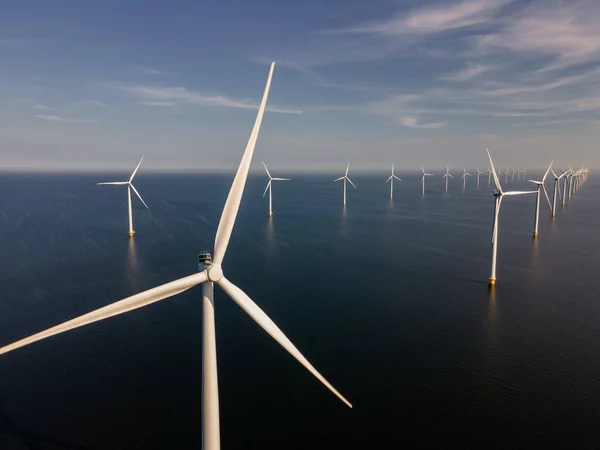 Hava manzaralı rüzgar türbini, rüzgar parkının batı kanadındaki drone manzarası IJsselmeer gölündeki yel değirmeni çiftliği Hollanda 'nın en büyüğü, sürdürülebilir kalkınma, yenilenebilir enerji