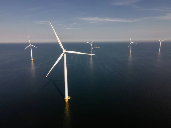 从空中看风力涡轮机，在风车西面看无人机，是荷兰最大的风力发电场，可持续发展，可再生能源 — 图库照片