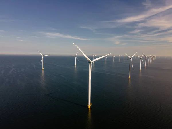 Aerogenerador desde la vista aérea, Drone vista en el parque eólico westermeerdijk una granja de molinos de viento en el lago IJsselmeer el más grande de los Países Bajos, Desarrollo sostenible, energías renovables —  Fotos de Stock