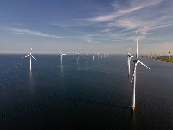 Windturbine vanuit de lucht, Drone view op windpark westermeerdijk een windmolenpark in het IJsselmeer de grootste van Nederland, Duurzame ontwikkeling, Duurzame energie — Stockfoto