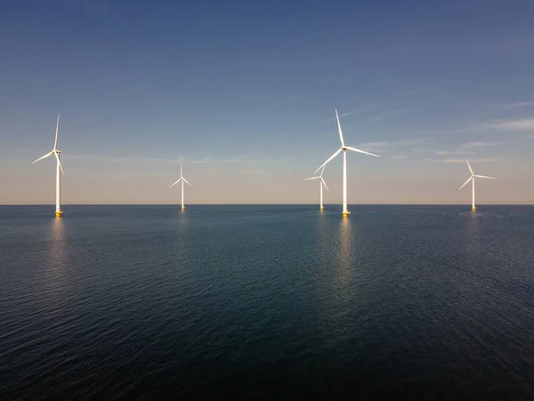 从空中看风力涡轮机，在风车西面看无人机，是荷兰最大的风力发电场，可持续发展，可再生能源 — 图库照片