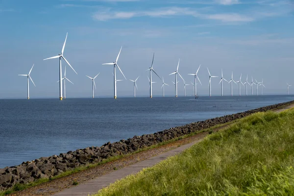 Vindturbin sett fra luften, Droneutsikt til vindparken westermeerdijk - en vindmøllepark i innsjøen IJsselmeer - den største i Nederland, Bærekraftig utvikling, fornybar energi – stockfoto