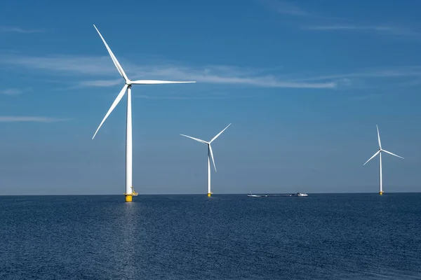 Vindturbin från luften, drönare utsikt över vindpark westermeerdijk en väderkvarn gård i sjön Ijsselmeer den största i Nederländerna, hållbar utveckling, förnybar energi — Stockfoto
