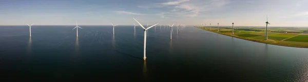 Windkraftanlage aus der Luft, Drohnenblick im Windpark Westmeerdijk, Windkraftpark im IJsselmeer, der größte in den Niederlanden, Nachhaltige Entwicklung, erneuerbare Energien — Stockfoto