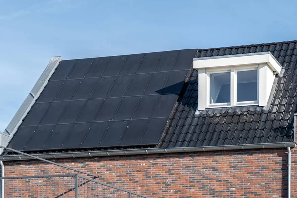 Güneşli bir gökyüzüne bağlı güneş panelleri olan yeni evler inşa edin. Siyah güneş panelleri olan yeni binaları kapatın. Zonnepanelen, Zonne enerjisi, Çevirisi: Güneş paneli, Güneş Enerjisi — Stok fotoğraf