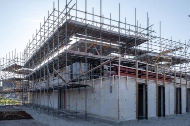 Modern aile evleri olan yeni Hollanda Suburban bölgesinin inşaatı, Hollanda 'da yeni inşa edilen aile evleri, yerel evlerin inşaat alanı, yerel aile evinin inşaat sahası