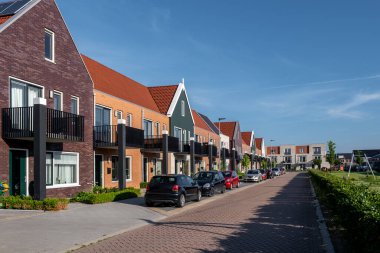 Modern aile evleri olan Hollanda Suburban bölgesi, Hollanda 'da yeni inşa edilmiş modern aile evleri, Hollanda aile evi, apartman dairesi