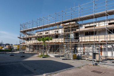 Modern aile evleri olan yeni Hollanda Suburban bölgesinin inşaatı, Hollanda 'da yeni inşa edilen aile evleri, yerel evlerin inşaat alanı, yerel aile evinin inşaat sahası