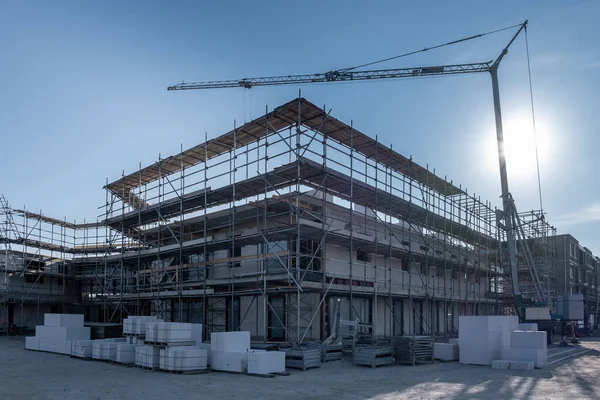 Bouwplaats van nieuw Nederlands voorstedelijk gebied met moderne gezinswoningen, nieuwbouw van moderne gezinswoningen in Nederland Bouwplaats van lokale woningen, Bouwplaats van lokaal familiehuis — Stockfoto