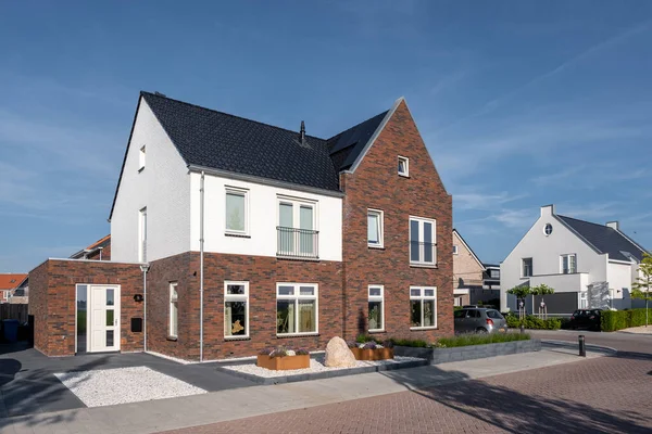Nederlandse voorstad met moderne gezinswoningen, nieuwbouw moderne gezinswoningen in Nederland, nederlandse gezinswoning, appartementenhuis — Stockfoto