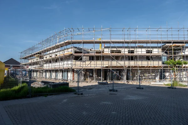 Bouwplaats van nieuw Nederlands voorstedelijk gebied met moderne gezinswoningen, nieuwbouw van moderne gezinswoningen in Nederland Bouwplaats van lokale woningen, Bouwplaats van lokaal familiehuis — Stockfoto