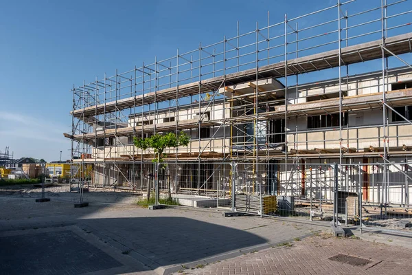 Modern aile evleri olan yeni Hollanda Suburban bölgesinin inşaatı, Hollanda 'da yeni inşa edilen aile evleri, yerel evlerin inşaat alanı, yerel aile evinin inşaat sahası