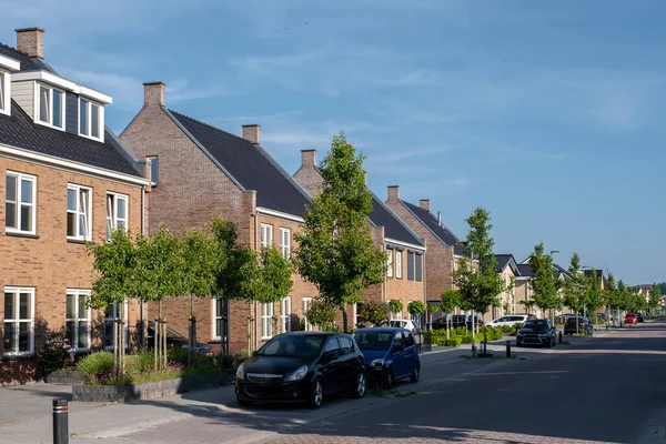 Modern aile evleri olan Hollanda Suburban bölgesi, Hollanda 'da yeni inşa edilmiş modern aile evleri, Hollanda aile evi, apartman dairesi — Stok fotoğraf