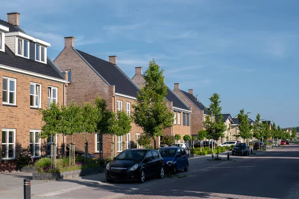Modern aile evleri olan Hollanda Suburban bölgesi, Hollanda 'da yeni inşa edilmiş modern aile evleri, Hollanda aile evi, apartman dairesi