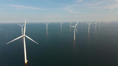 Hava manzaralı rüzgar türbini, rüzgar parkının batı kanadındaki drone manzarası IJsselmeer gölündeki yel değirmeni çiftliği Hollanda 'nın en büyüğü, sürdürülebilir kalkınma, yenilenebilir enerji
