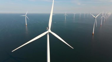 Hava manzaralı rüzgar türbini, rüzgar parkının batı kanadındaki drone manzarası IJsselmeer gölündeki yel değirmeni çiftliği Hollanda 'nın en büyüğü, sürdürülebilir kalkınma, yenilenebilir enerji