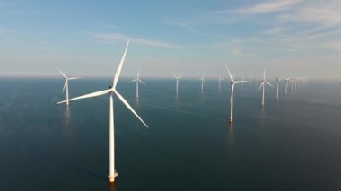 Hava manzaralı rüzgar türbini, rüzgar parkının batı kanadındaki drone manzarası IJsselmeer gölündeki yel değirmeni çiftliği Hollanda 'nın en büyüğü, sürdürülebilir kalkınma, yenilenebilir enerji
