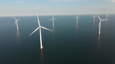 Hava manzaralı rüzgar türbini, rüzgar parkının batı kanadındaki drone manzarası IJsselmeer gölündeki yel değirmeni çiftliği Hollanda 'nın en büyüğü, sürdürülebilir kalkınma, yenilenebilir enerji