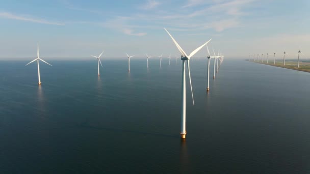 Eolienne vue aérienne, Vue par drone au parc éolien westermeerdijk un parc éolien dans le lac IJsselmeer le plus grand aux Pays-Bas, Développement durable, énergies renouvelables — Video