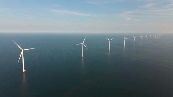 Vindturbin från luften, drönare utsikt över vindpark westermeerdijk en väderkvarn gård i sjön Ijsselmeer den största i Nederländerna, hållbar utveckling, förnybar energi — Stockvideo