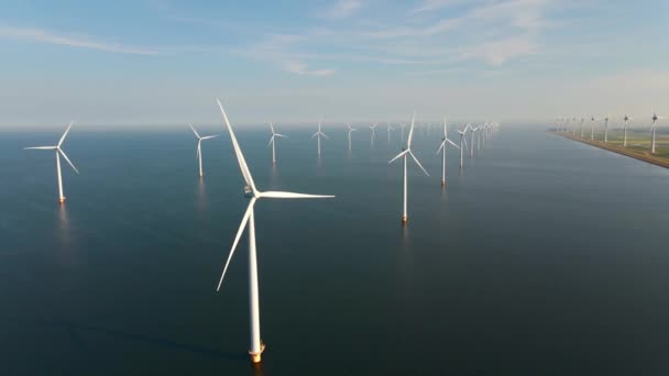 Větrná turbína z leteckého pohledu, Pohled na větrný park westermeerdijk větrný mlýn v jezeře Ithe selmeer největší v Nizozemsku, Udržitelný rozvoj, Obnovitelné zdroje energie — Stock video