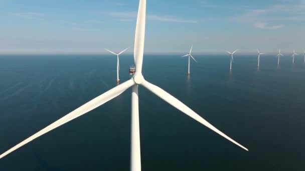 Aerogenerador desde la vista aérea, Drone vista en el parque eólico westermeerdijk una granja de molinos de viento en el lago IJsselmeer el más grande de los Países Bajos, Desarrollo sostenible, energías renovables — Vídeo de stock