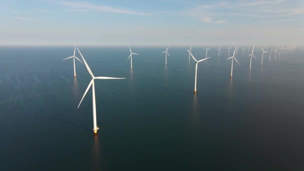 Aerogenerador desde la vista aérea, Drone vista en el parque eólico westermeerdijk una granja de molinos de viento en el lago IJsselmeer el más grande de los Países Bajos, Desarrollo sostenible, energías renovables — Vídeos de Stock