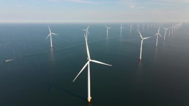 Hava manzaralı rüzgar türbini, rüzgar parkının batı kanadındaki drone manzarası IJsselmeer gölündeki yel değirmeni çiftliği Hollanda 'nın en büyüğü, sürdürülebilir kalkınma, yenilenebilir enerji