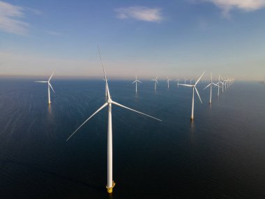 Hava manzaralı rüzgar türbini, rüzgar parkının batı kanadındaki drone manzarası IJsselmeer gölündeki yel değirmeni çiftliği Hollanda 'nın en büyüğü, sürdürülebilir kalkınma, yenilenebilir enerji