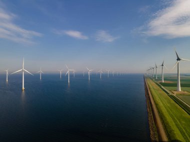 Hava manzaralı rüzgar türbini, rüzgar parkının batı kanadındaki drone manzarası IJsselmeer gölündeki yel değirmeni çiftliği Hollanda 'nın en büyüğü, sürdürülebilir kalkınma, yenilenebilir enerji