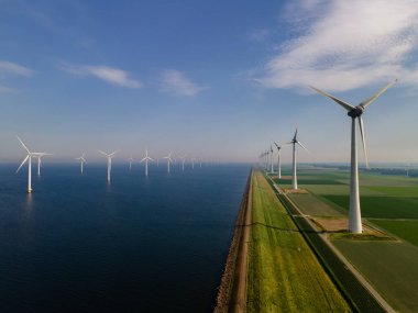 Hava manzaralı rüzgar türbini, rüzgar parkının batı kanadındaki drone manzarası IJsselmeer gölündeki yel değirmeni çiftliği Hollanda 'nın en büyüğü, sürdürülebilir kalkınma, yenilenebilir enerji