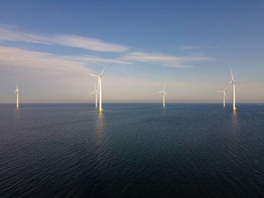 Hava manzaralı rüzgar türbini, rüzgar parkının batı kanadındaki drone manzarası IJsselmeer gölündeki yel değirmeni çiftliği Hollanda 'nın en büyüğü, sürdürülebilir kalkınma, yenilenebilir enerji